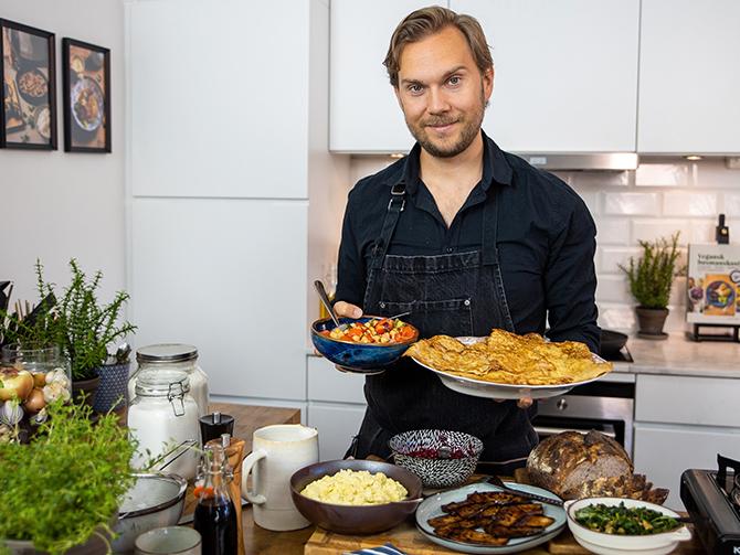 Gustav Johansson lagar vegansk mat i tv-kanalen Godare.