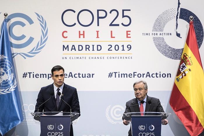 Spaniens premiärminister Pedro Sanchez och FN:s generalsekreterare António Guterres på klimatkonferensen i Madrid. 