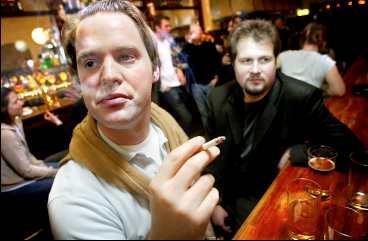sverige Johan och Stefan tar en öl efter jobbet. Båda tycker att ett rökförbud på krogen skulle vara bra.  Helt okej , säger rökaren Johan.