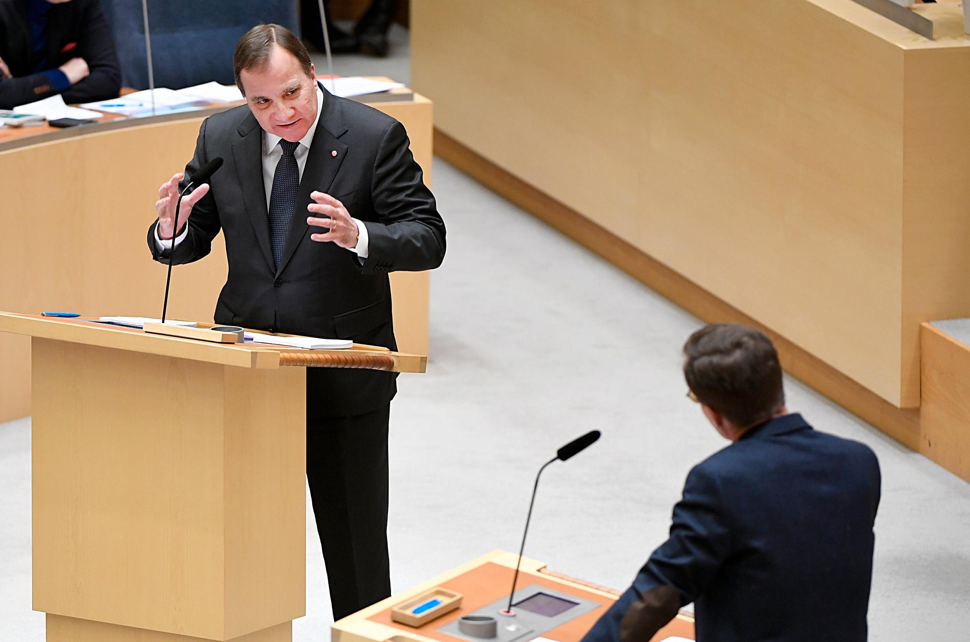 Stefan Löfven och Ulf Kristersson i partieldardebatten i riksdagen. 