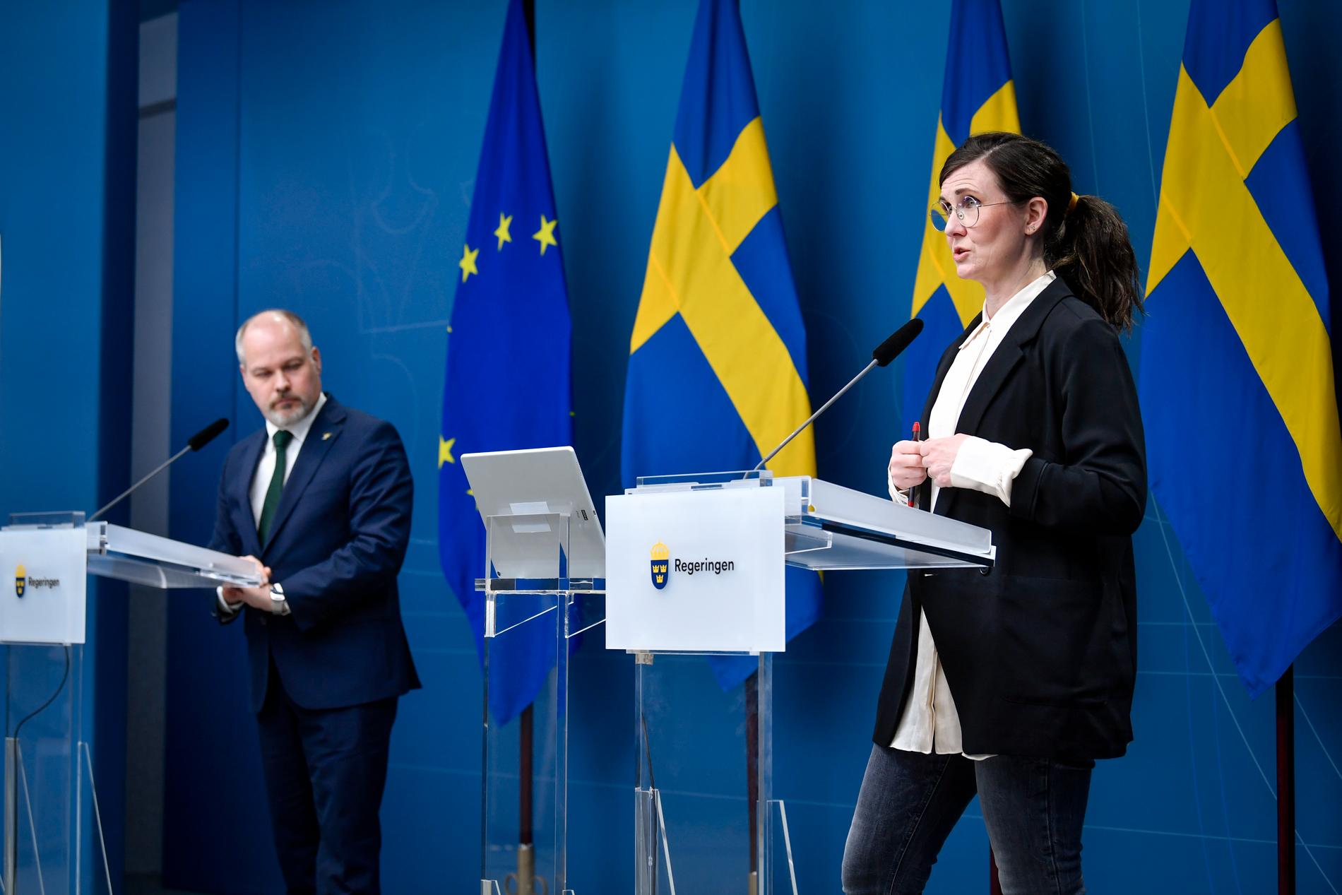 Justitie- och migrationsminister Morgan Johansson och Märta Stenevi, jämställdhets- och bostadsminister med ansvar för arbetet mot segregation och diskriminering, håller en digital pressträff om den framtida migrationspolitiken.