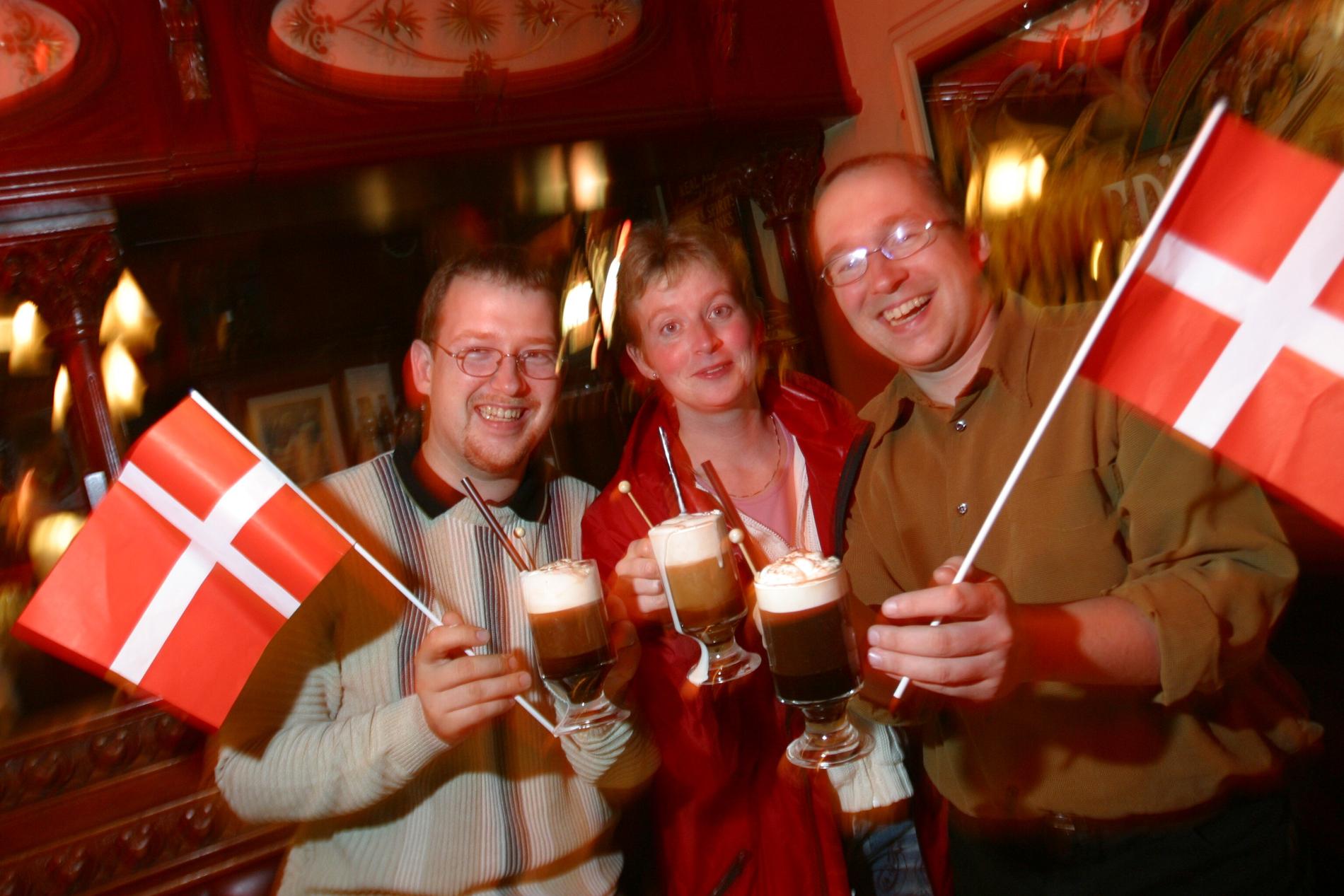 Danskar har mer tid för Irish coffee – och glädje.