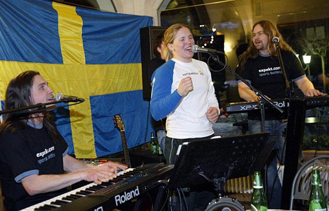 Simply the best Anja gjorde ett kanon-VM i Bormio 2005. Här firar hon guldet i super G som sig bör   med ett coverband.