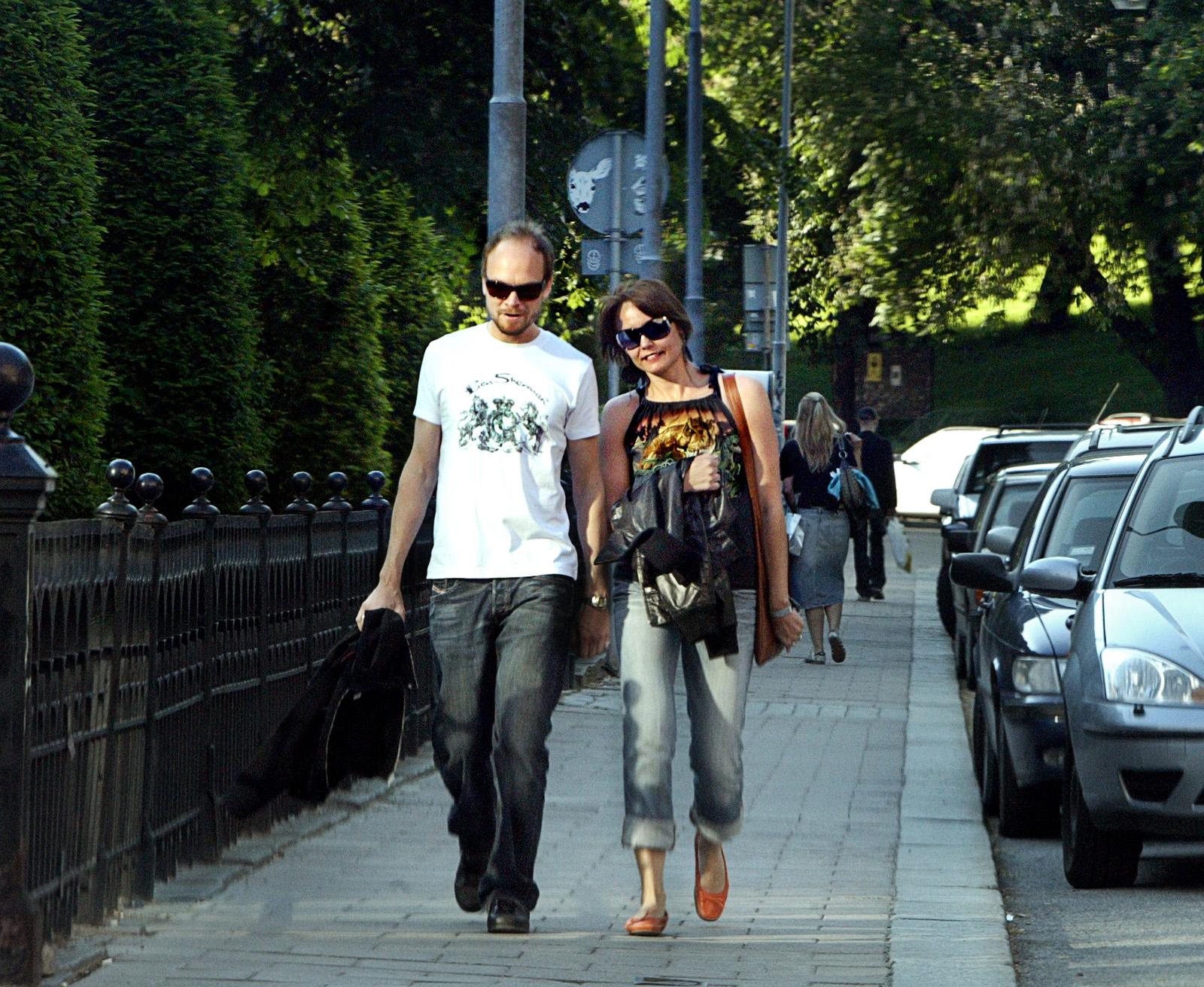Kristian Luuk och Carina Berg på promenad i centrala Stockholm i juni 2005. Tre år senare gifter de sig.