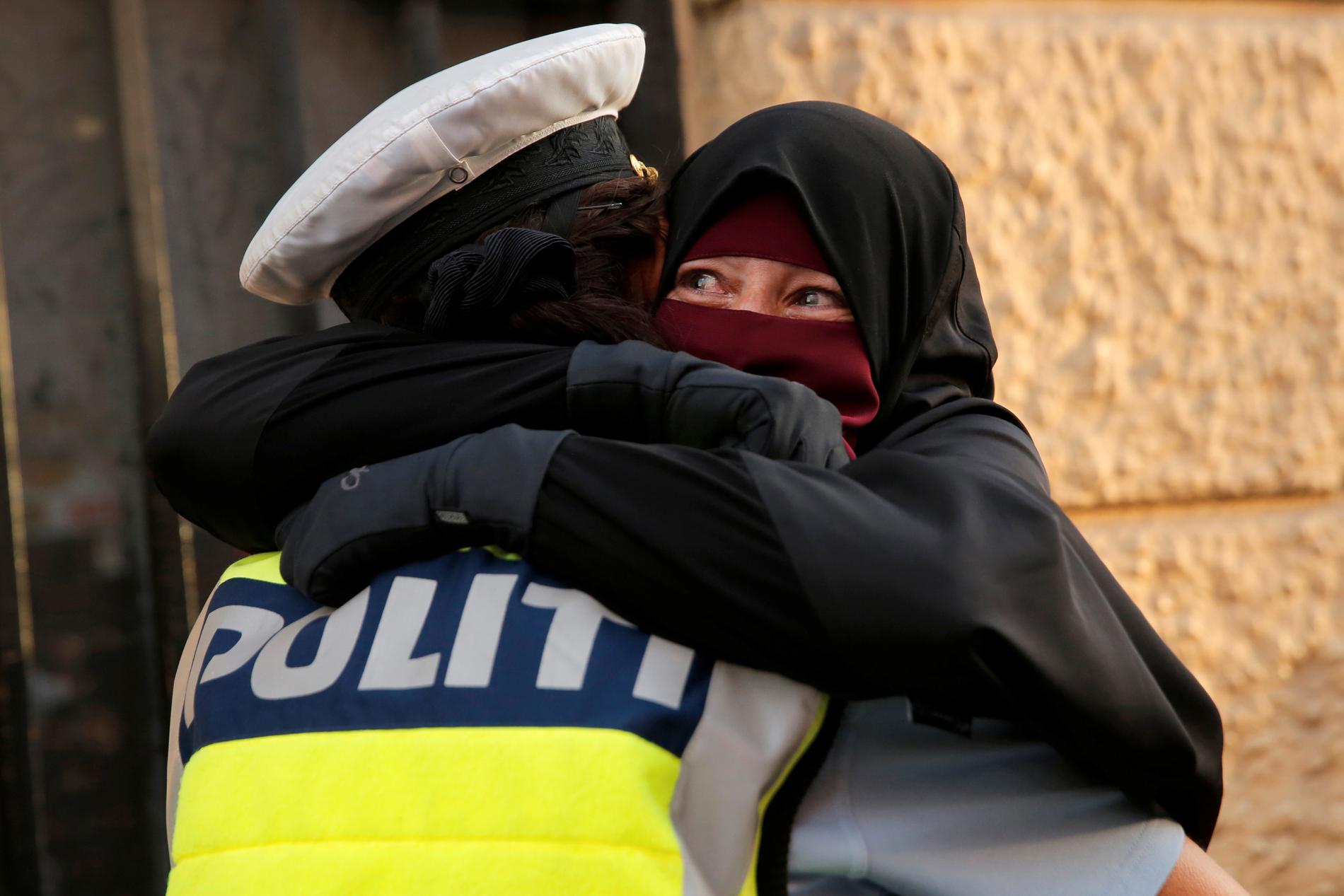 Den kvinnliga polisassistenten såg att Ayah grät – och kramade henne.