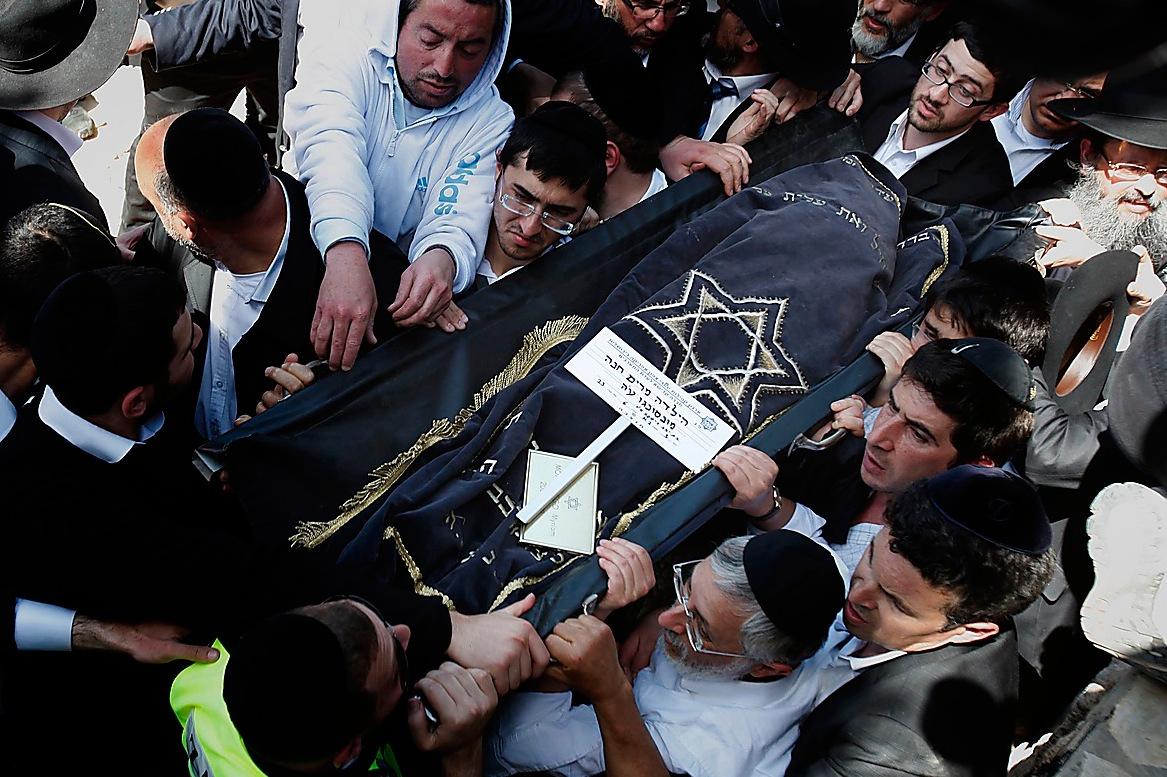 TUNG SORG I går begravdes attackens offer Miriam Monsonego, 8, Gavriel Sandler, 3, Aryeh Sandler, 6, och Jonathan Sandler, 30, på begravningsplatsen Givat Shaul i Israel där 2 000 personer närvarade.