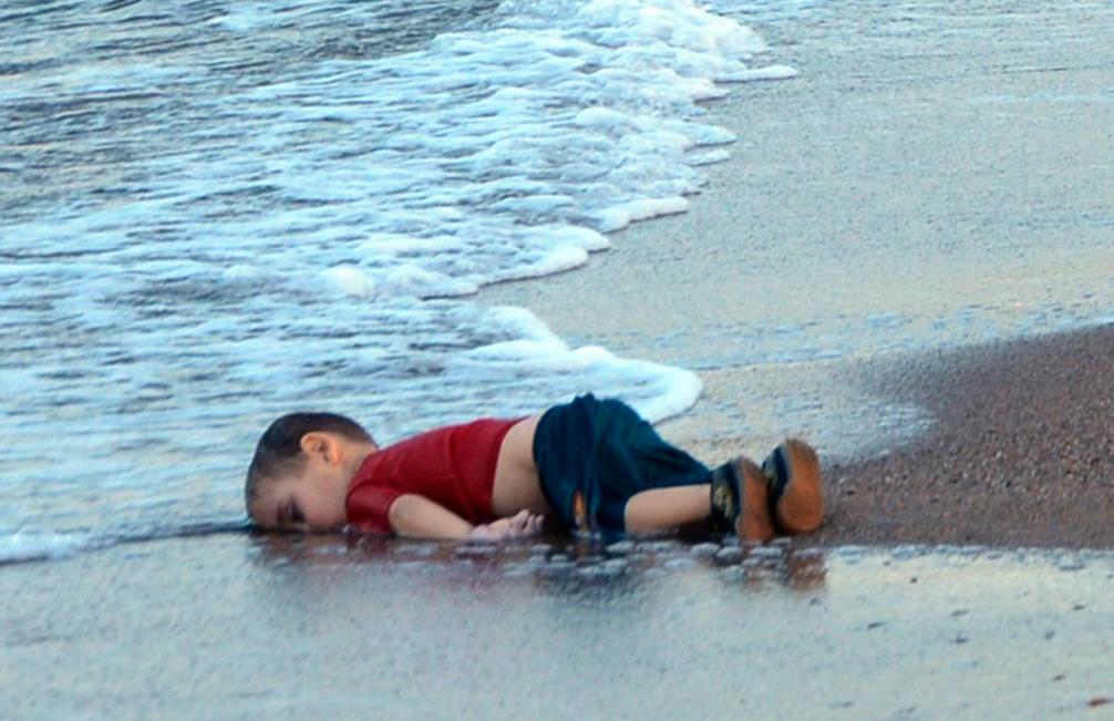 Alan Kurdi, 3, hittas död.