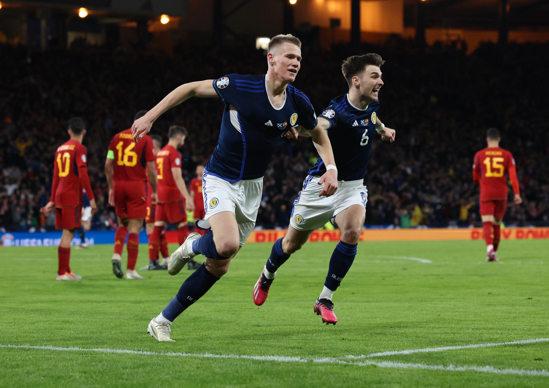 Scott McTominay jublar för Skottland.