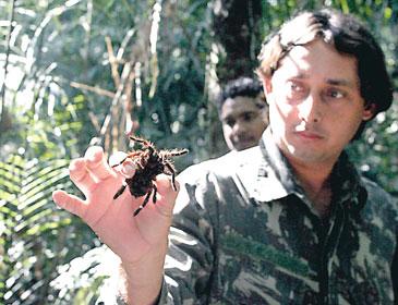 Guiden Alain da Silva Oliviera visar upp en spindel.