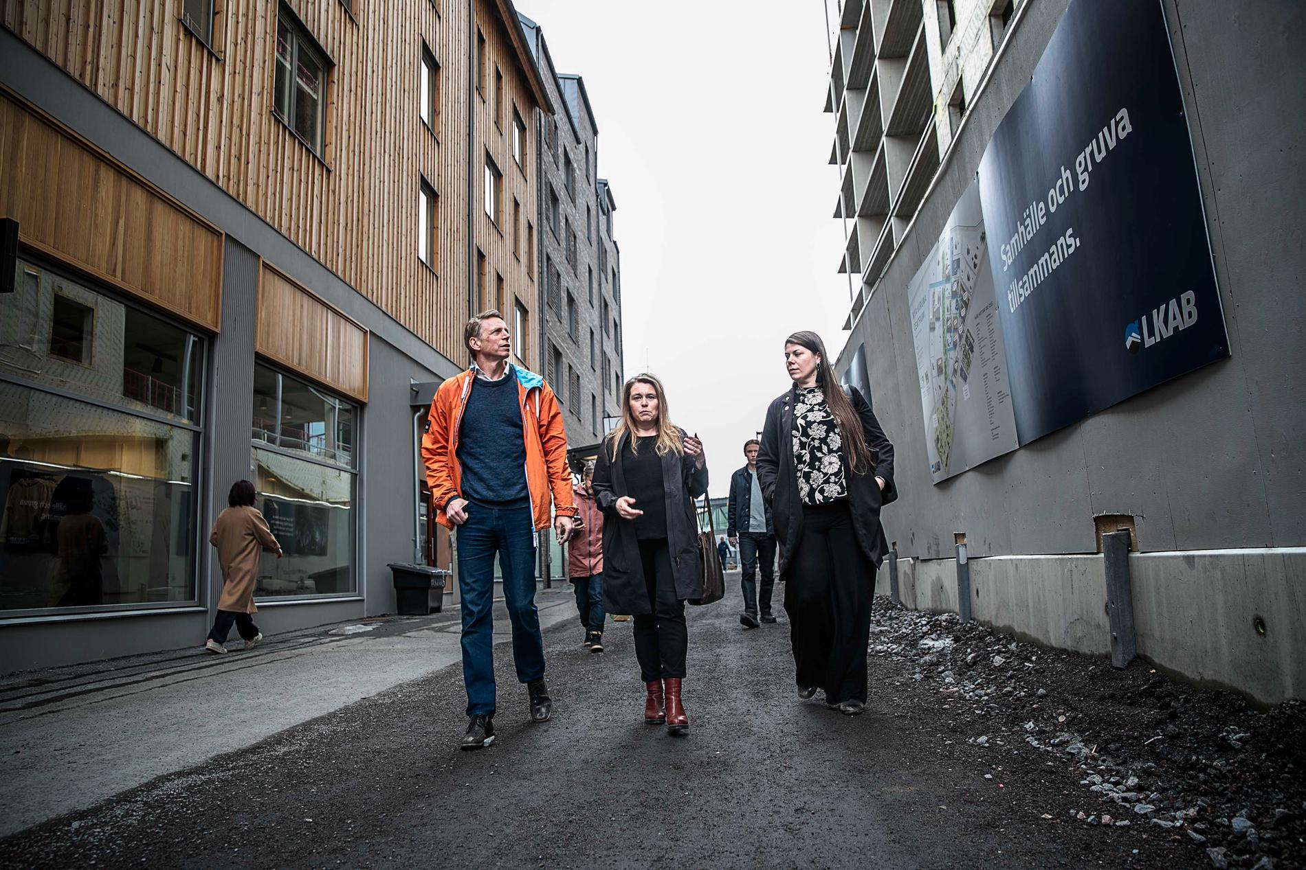 Nina Eliasson visar runt Per Bolund (MP) och Elin Söderberg (MP) i Kirunas nya centrum. 