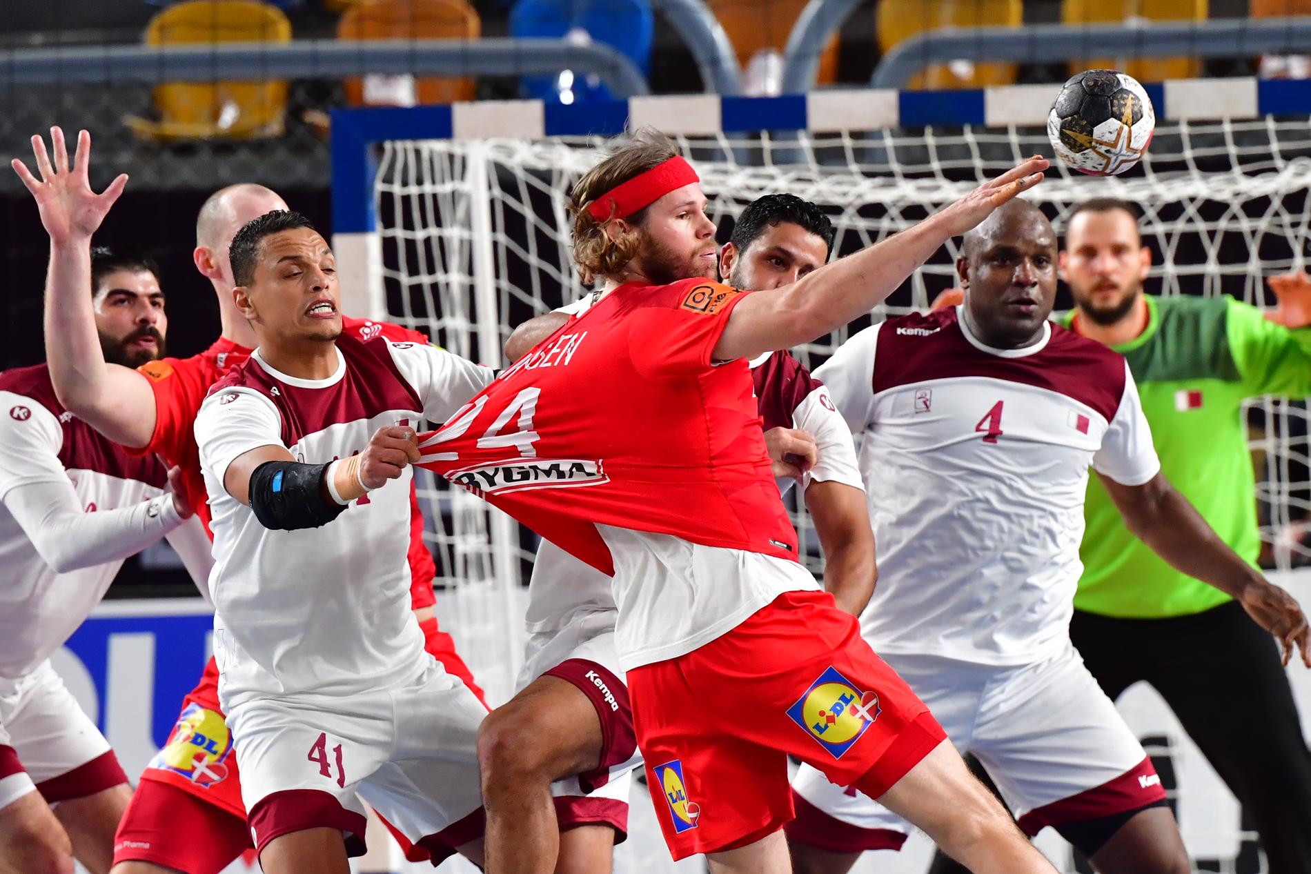 Yossef Ali försöker stoppa Danmarks Mikkel Hansen i VM-mötet som danskarna vann stort.