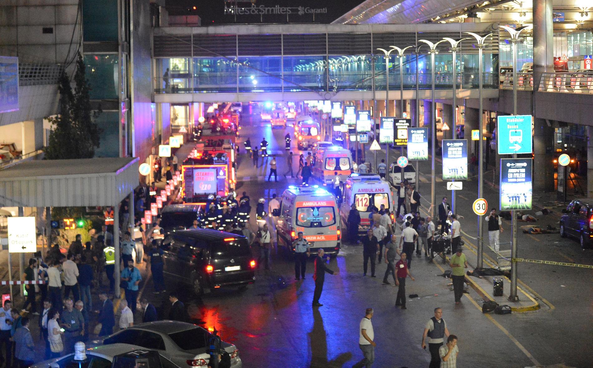Självmordsbombarna utlöste bland annat bombälten innanför entrén till flygplatsen.