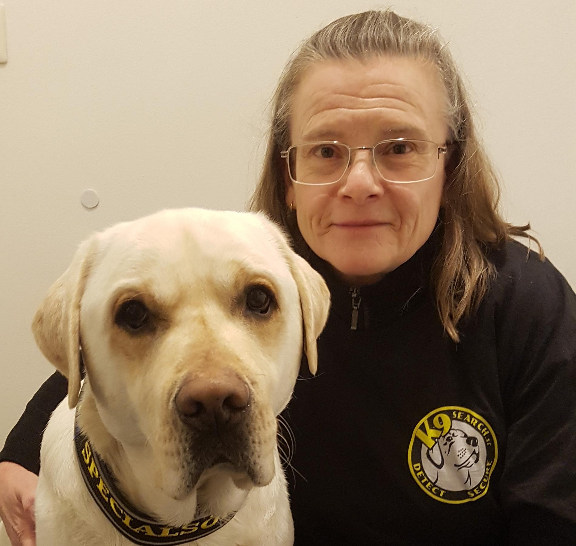 Hunden Thomas och hundföraren Lena Olsson vill jobba mot droger på skolor. 