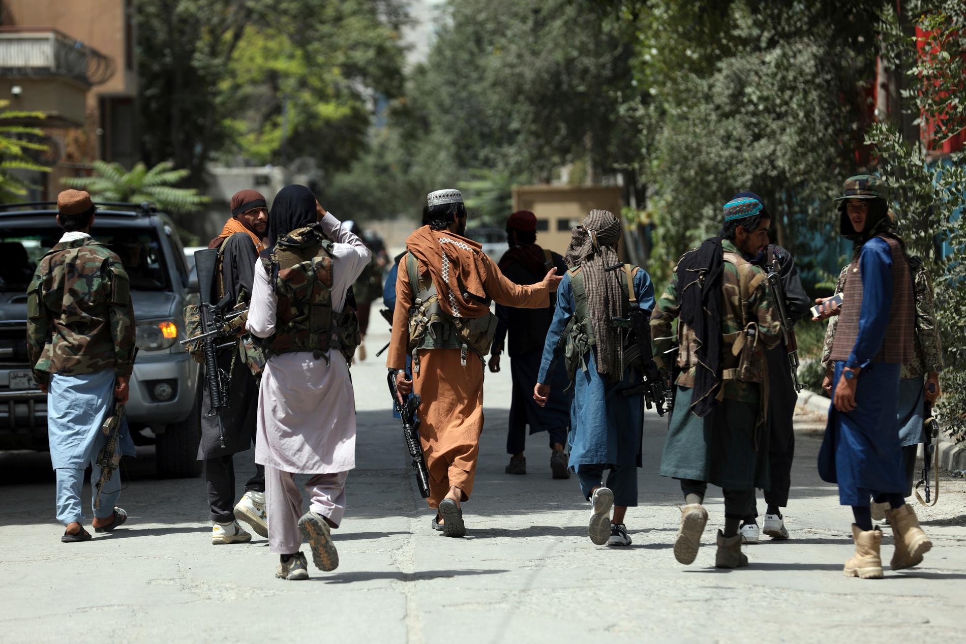 Talibaner patrullerar gatorna i området Wazir Akbar Khan i Kabul.