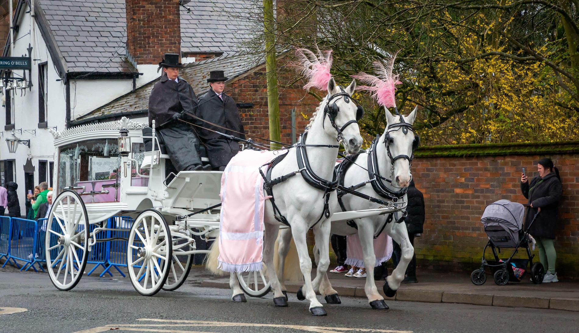 Brianna Gheys kista förs fram genom gatorna i Warrington, England, på väg till begravningen. 