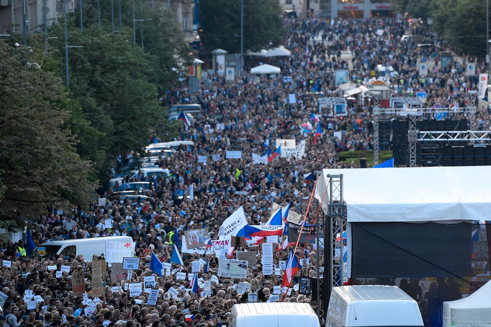 50 000 människor samlades i Prag för att visa sitt missnöje mot justitieminister Marie Benešová.
