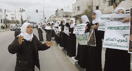 Fredliga protester Palestinska skolflickor ropar antiisraeliska slagord och håller upp skyltar med budskap till övriga världen att rädda Gaza under gårdagens demonstration.