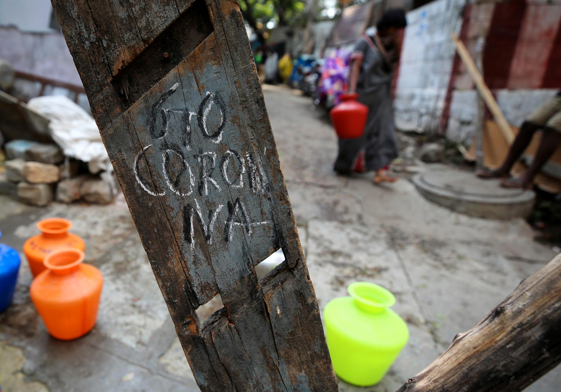 "'Go Corona" har någon skrivit i den indiska staden Bangalores slum under en nedstängning i fjol. Arkivbild.
