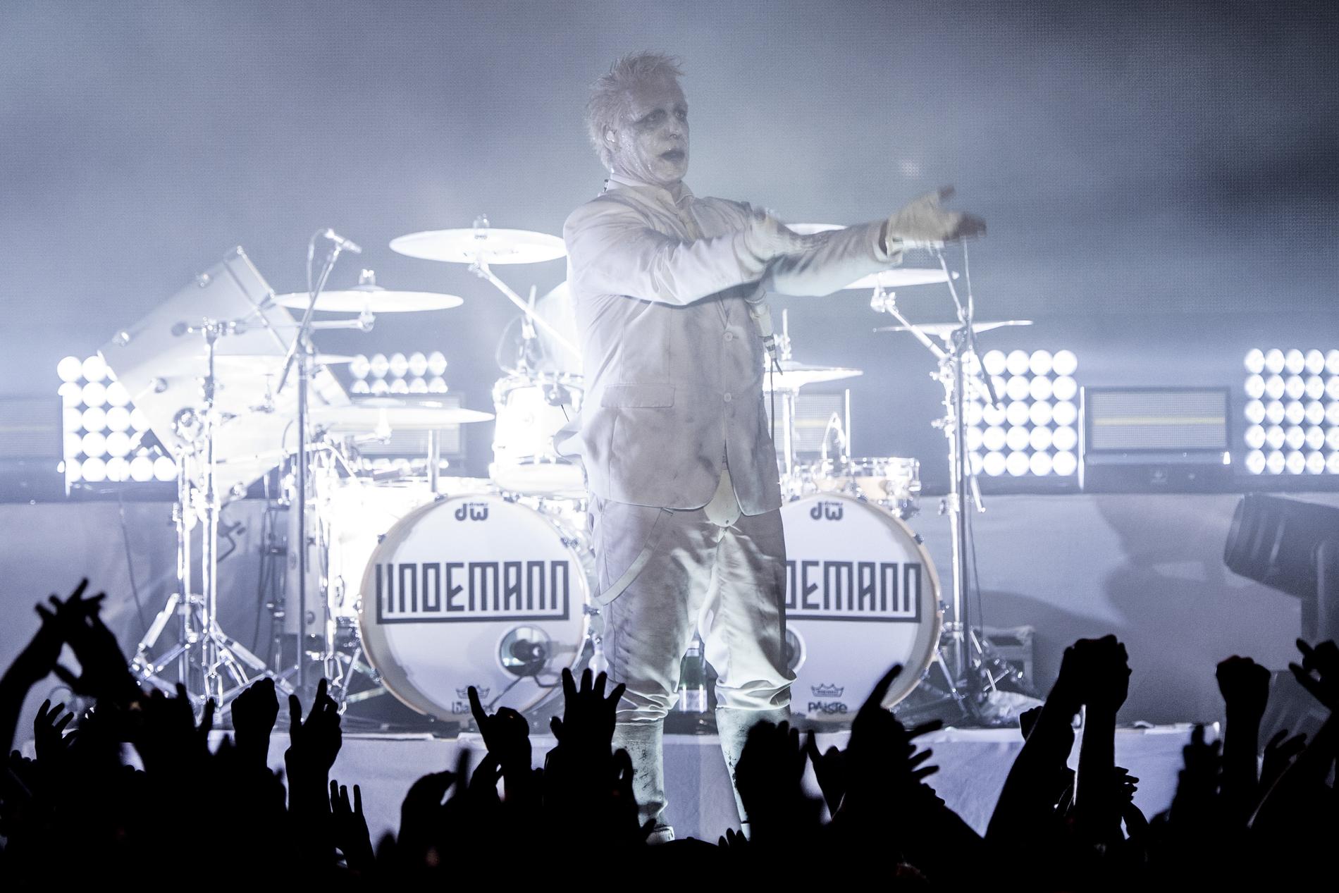 Rammstein-sångaren Till Lindemann, på scen under konsert på Annexet i Stockholm.