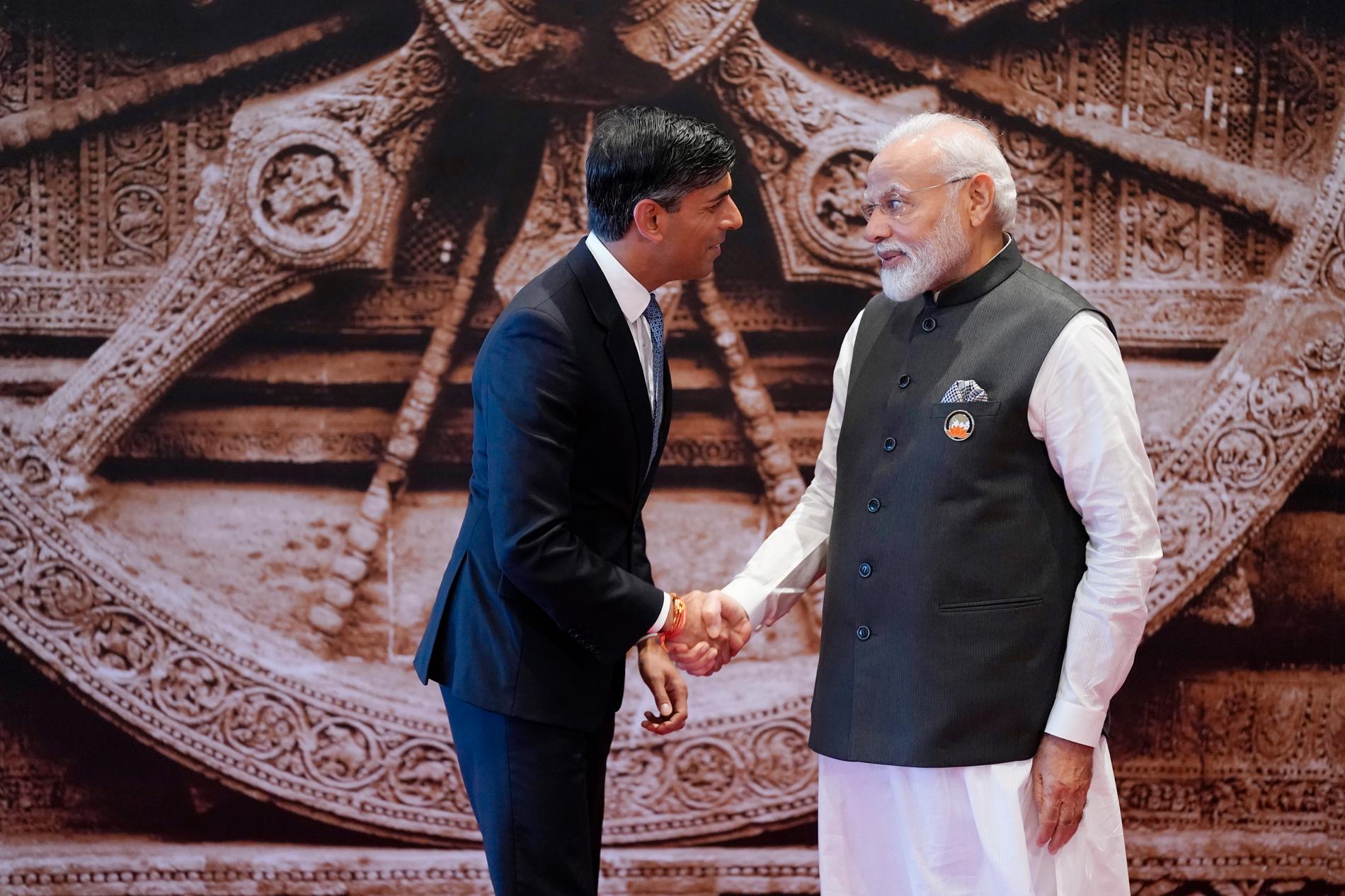 Här tar Modi ett handslag om Storbritanniens premiärminister Rishi Sunak under G20-mötet på lördagen. 