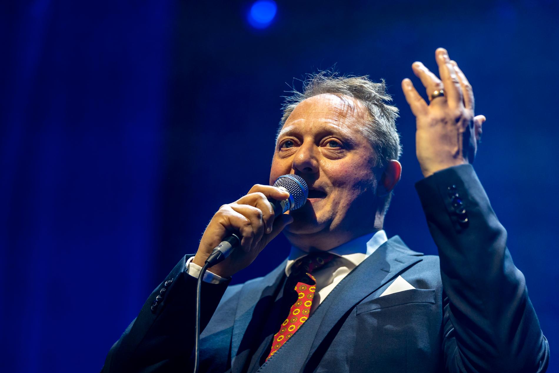 Magnus Carlson får Elvis ”If I can dream” att kännas som en julevergreen på turnépremiären i Helsingborg.