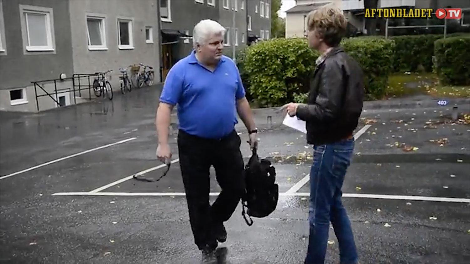 När Aftonbladet kontaktar Lennart låtsas han vara någon annan. 