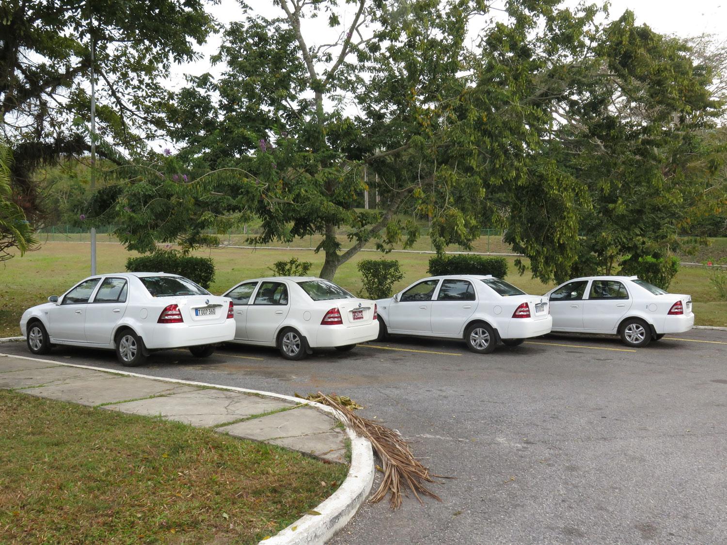Nej, bilden är inte arrangerad. Så här ser det ut när fyra turister i hyrbil parkerar och bor på samma hotell.
