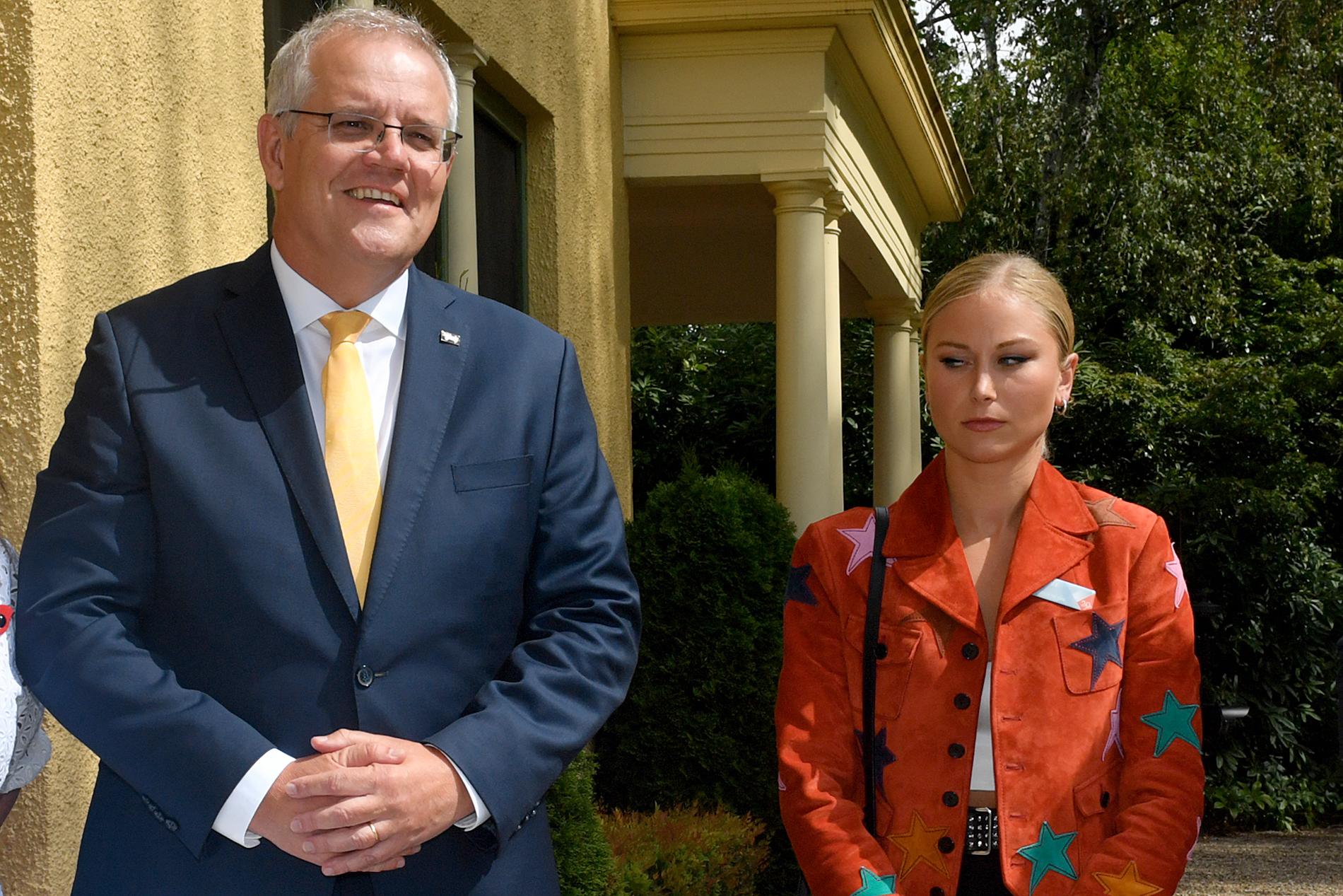 Grace Tames stenansikte vid fototillfället med Australiens premiärminister Scott Morrison delar landet.