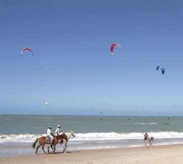 På stranden i Combuco har kite-surfarna sitt paradis.