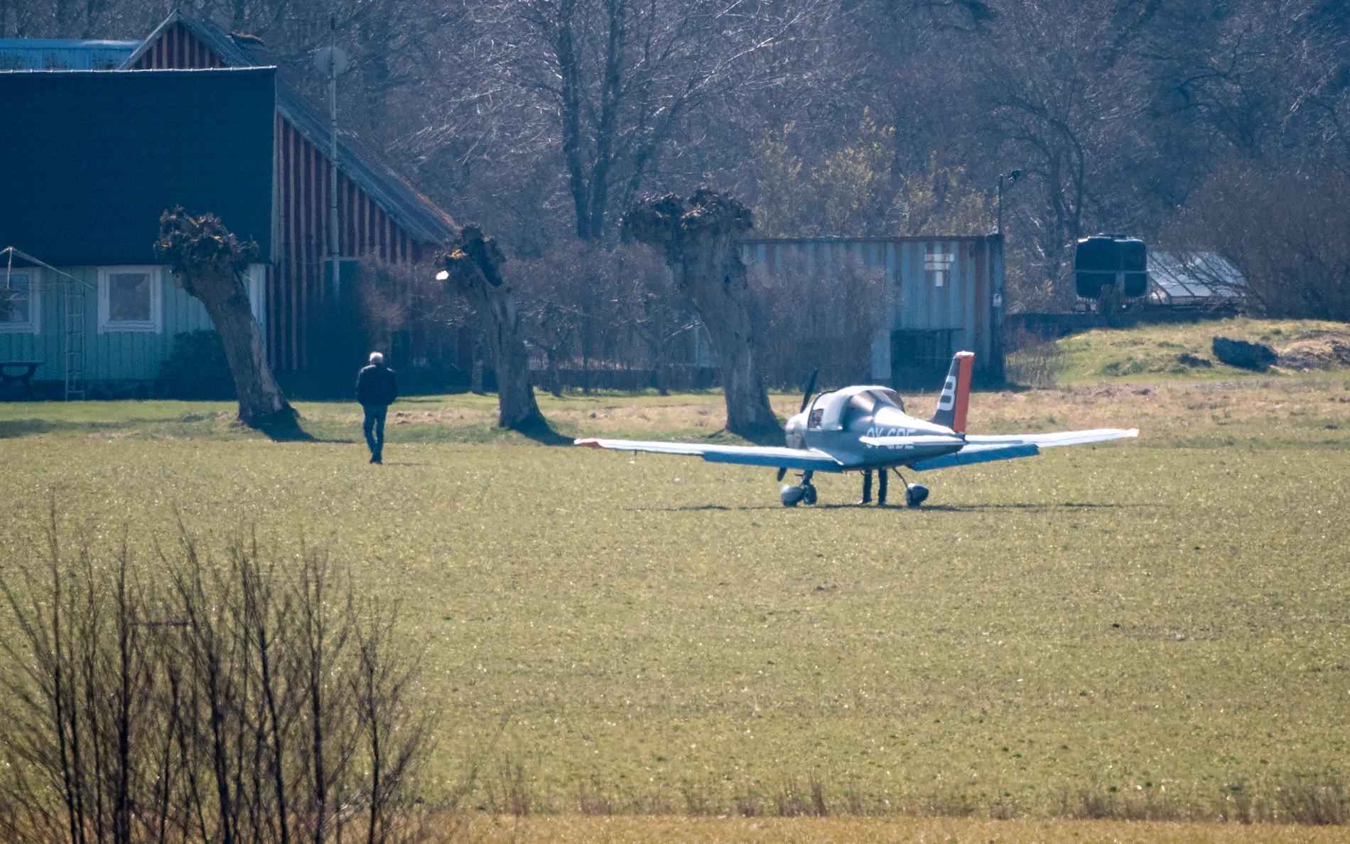Ett enmotorigt flygplan från flygskolan i Ljungbyhed tvingades nödlanda i terrängen nära Billesholm utanför Helsingborg.