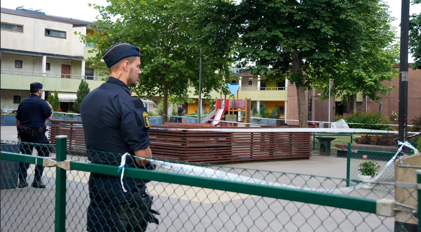Ett område invid en lekplats är avspärrat av polisen. 