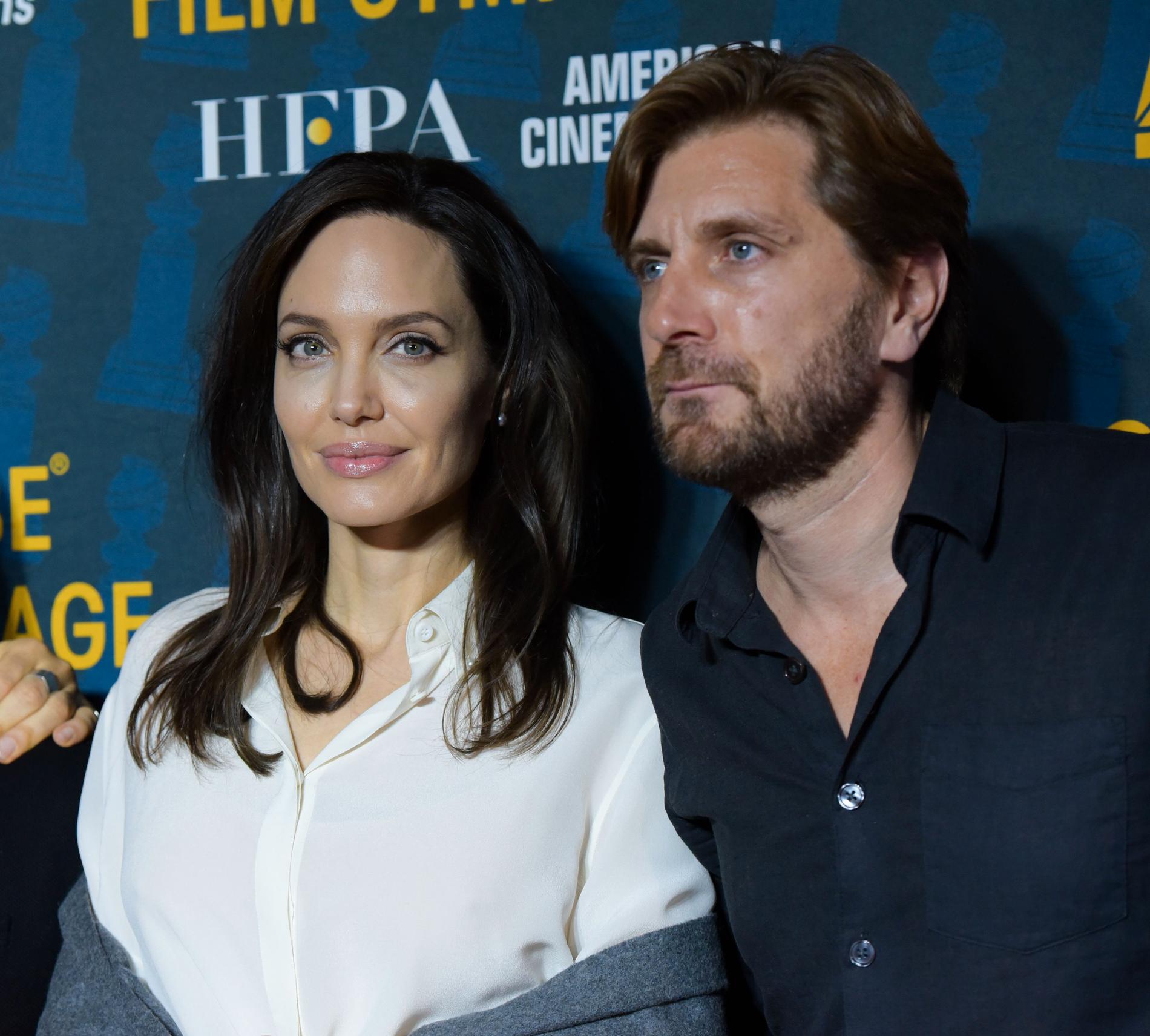 Ruben ÖStlund tillsammans med Angelina Jolie.