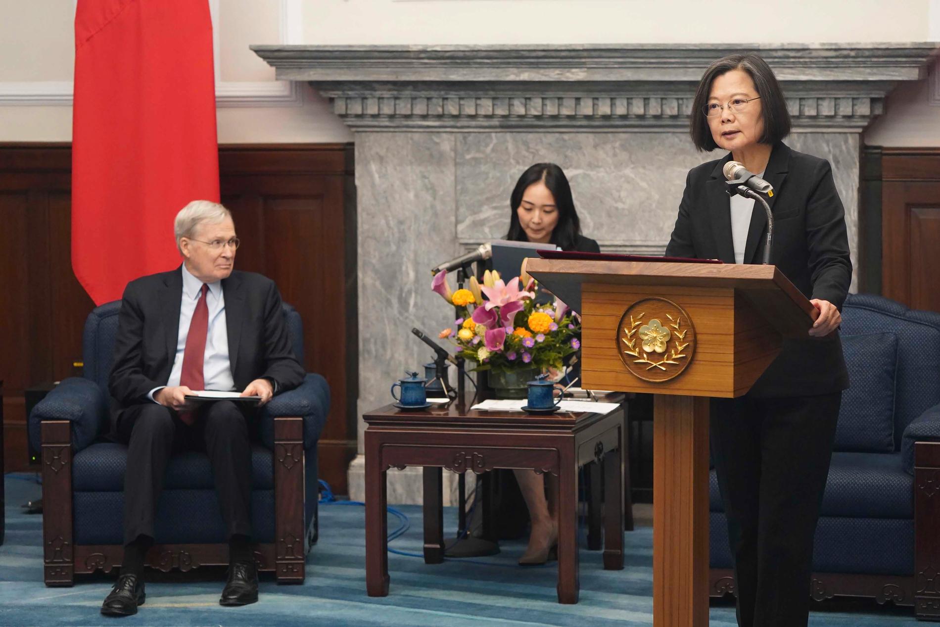 Förre amerikanska säkerhetsrådgivaren Stephen Hadley, till vänster och Taiwans president Tsai Ing-wen i talarstolen under mötet i Taipei.