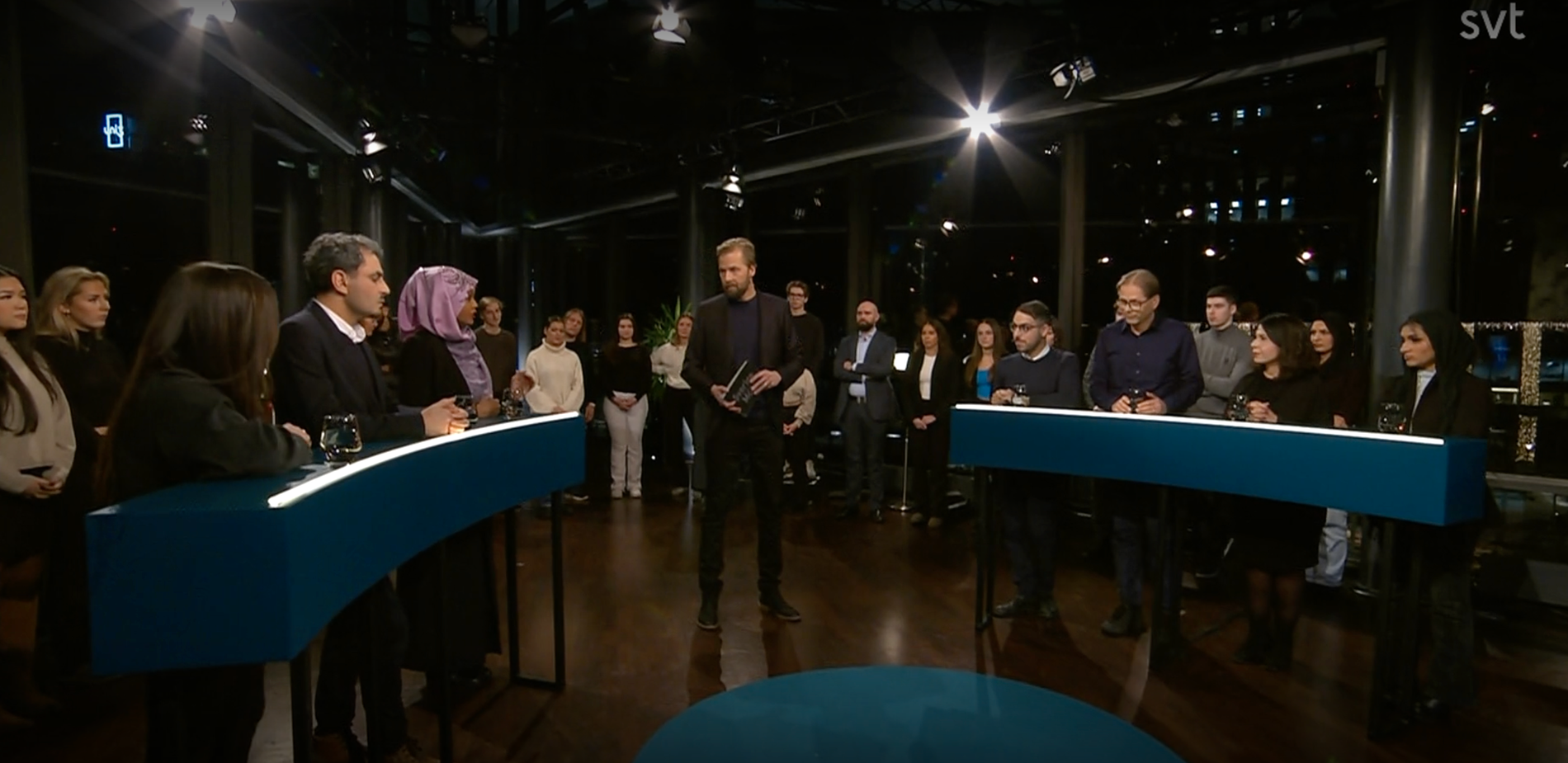 Ett antal debattörer diskuterar slöjan – och slöjförbud – i SVT:s ”Sverige möts”. 