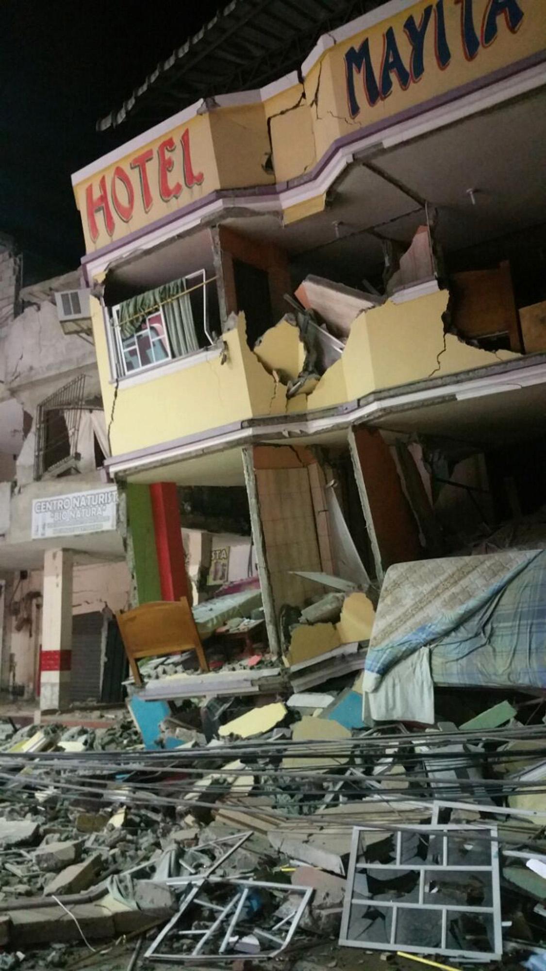 Ett hotell har nästan helt rasat ihop i Manta, Ecuador.