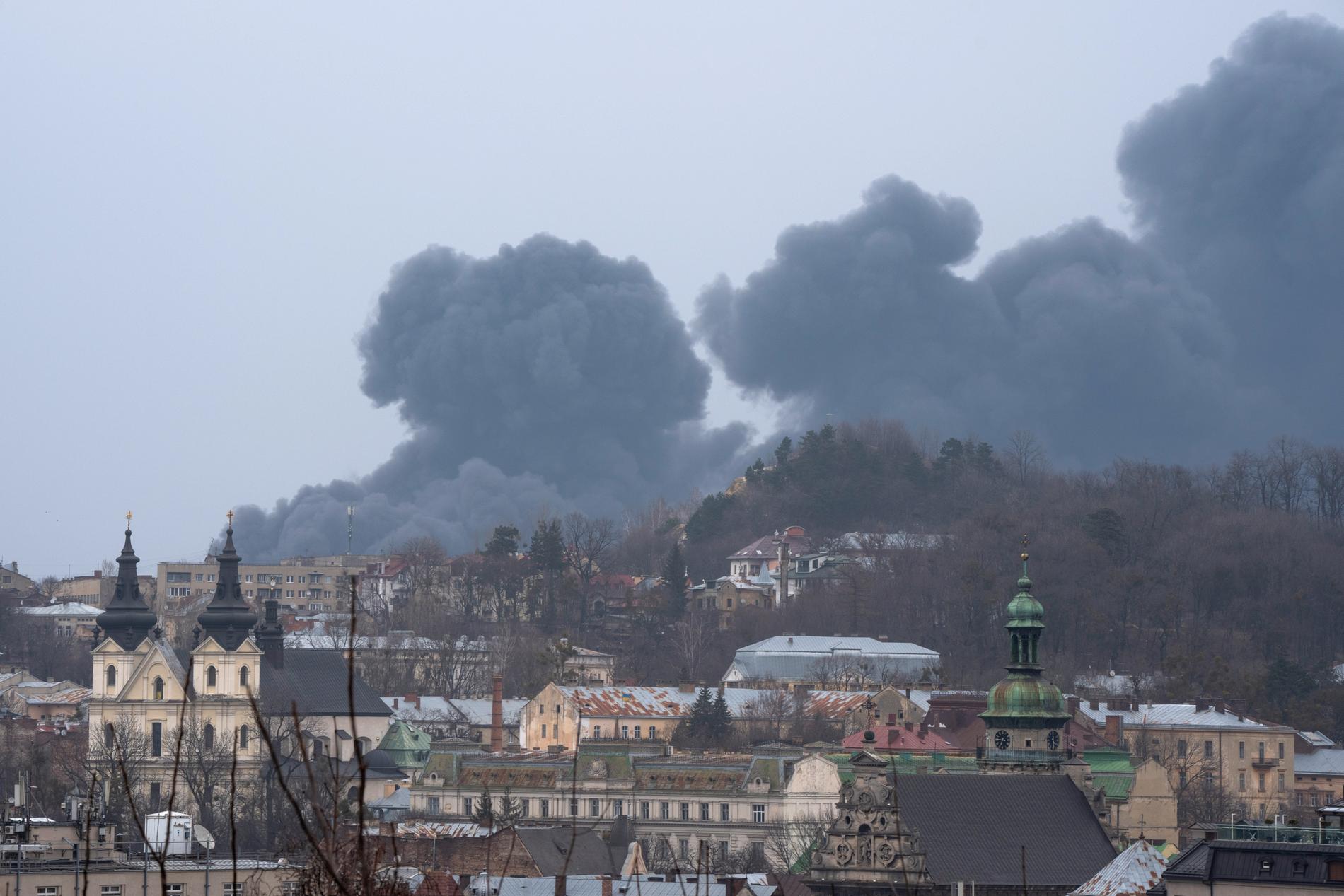 Rök stiger över Lviv under bombningarna i går. 