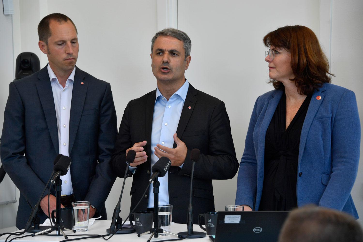 Minister Ibrahim Baylan och kommunala S-företrädarna Erik Pelling och Ebba Östlin.