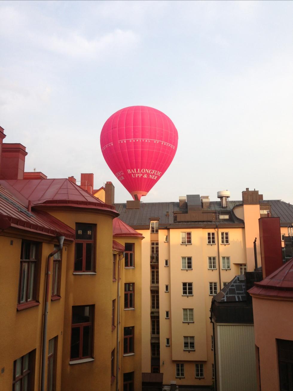 Lågtflygande luftballong i Stockholm