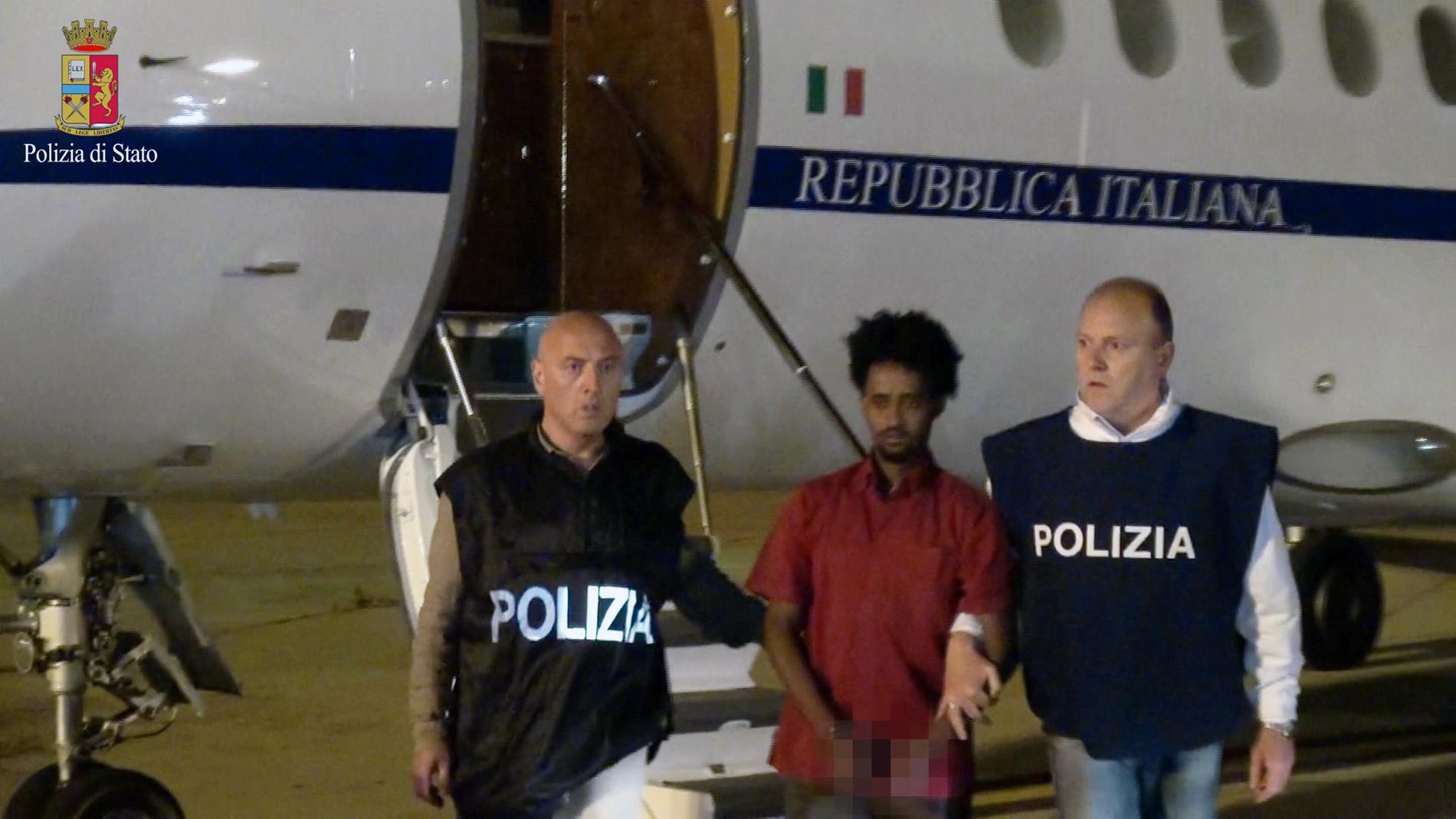 En bild från den italienska polisen den 8 juni 2016 som sägs visa Mered ”Generalen” Medhanie på en flygplats i Palermo, Italien.