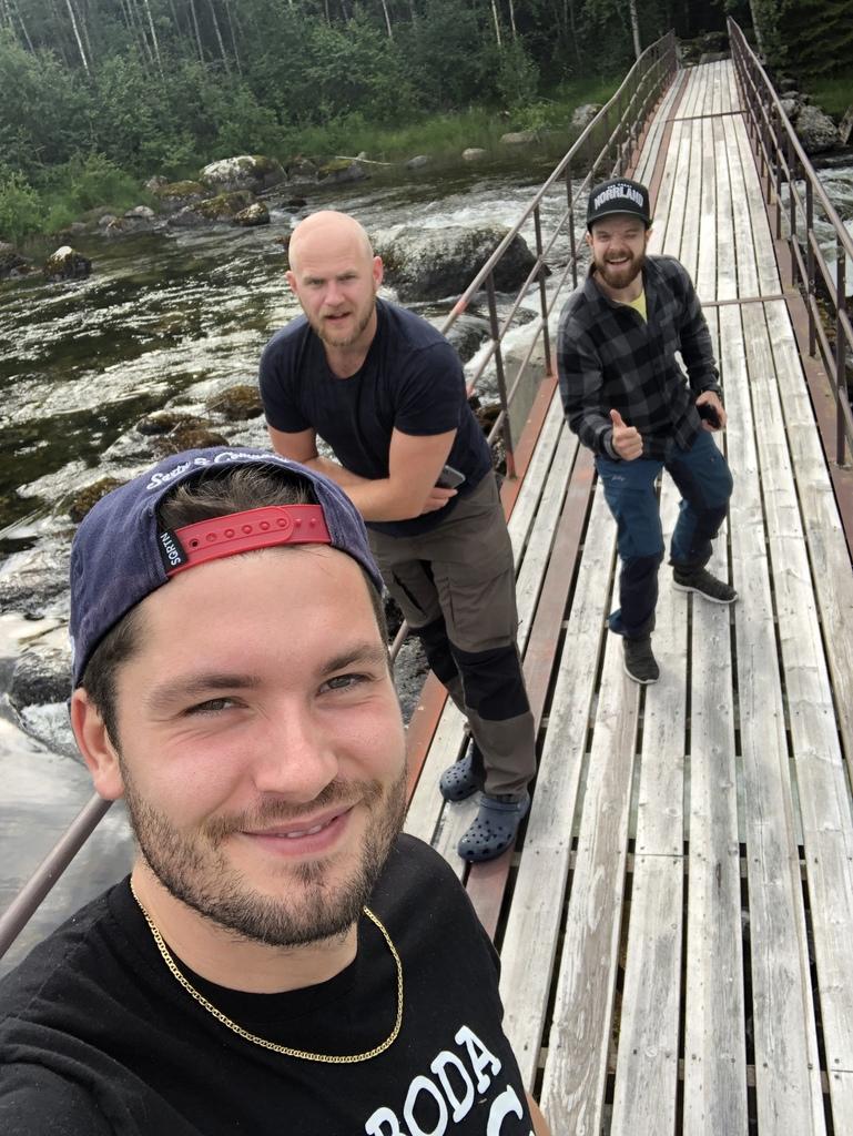 Tobias Edin tillsammans med vännerna Oscar Palmqvist och Johan Mattiasson. 