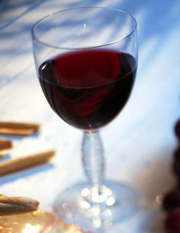 Länder där många dricker rödvin har lägre cancersiffror.