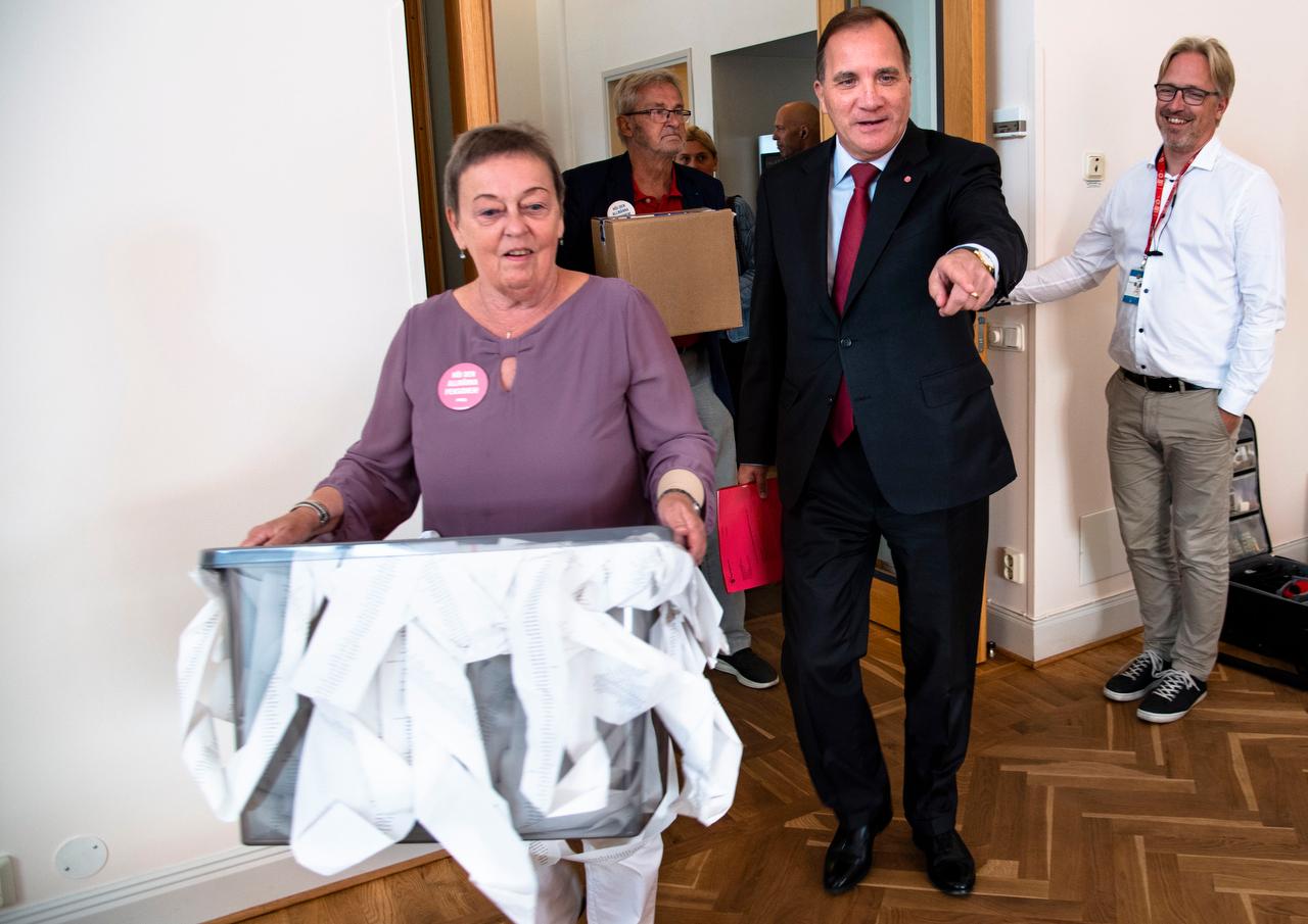  Här lämnar PRO:s ordförande över protestlistor för höjda pensioner till statsminister Stefan Löfven. Bilden är från 2018.