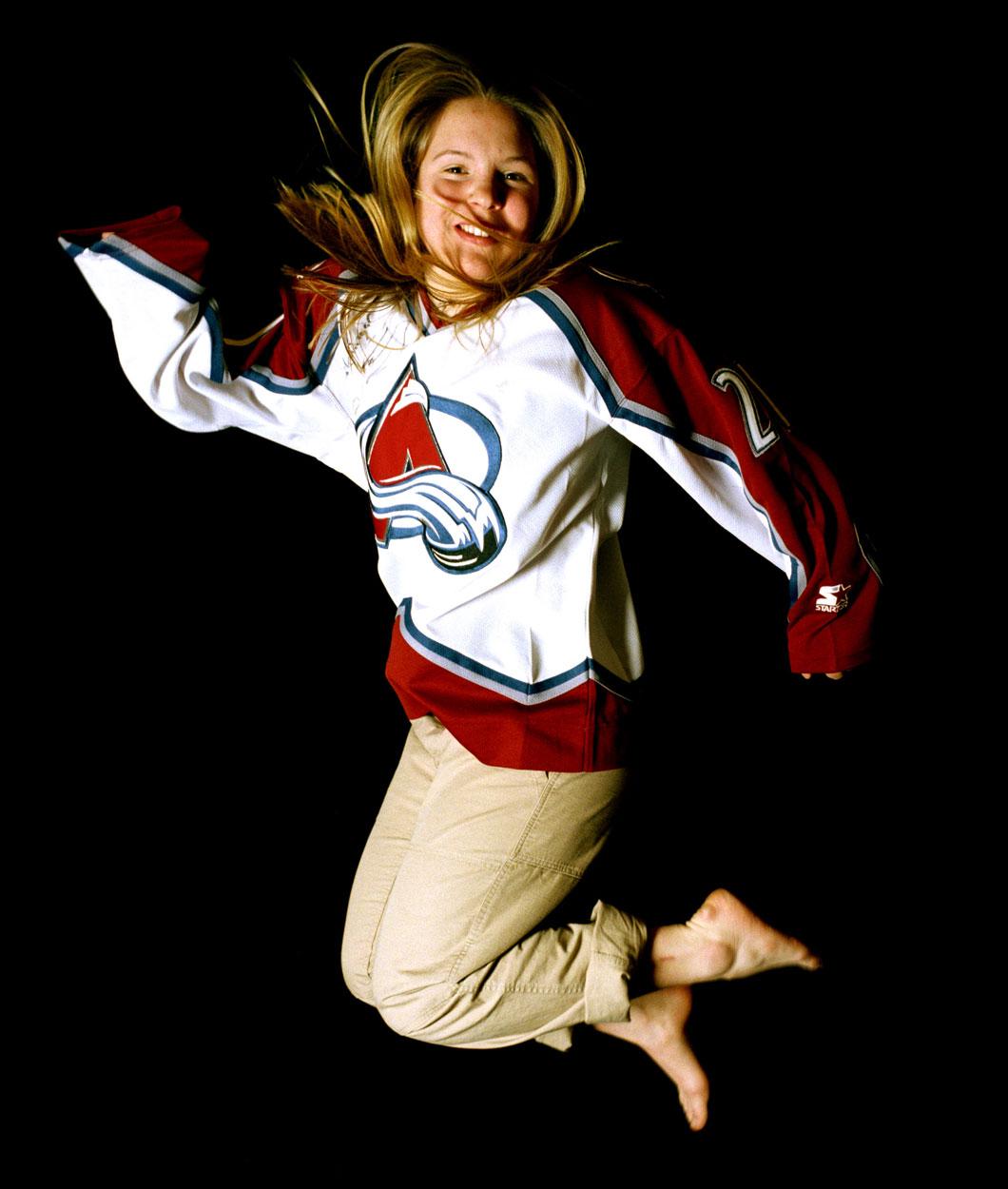 1999 Anja Pärson iklädd amerikanska hockeylaget Colorado Avalanches matchtröja.