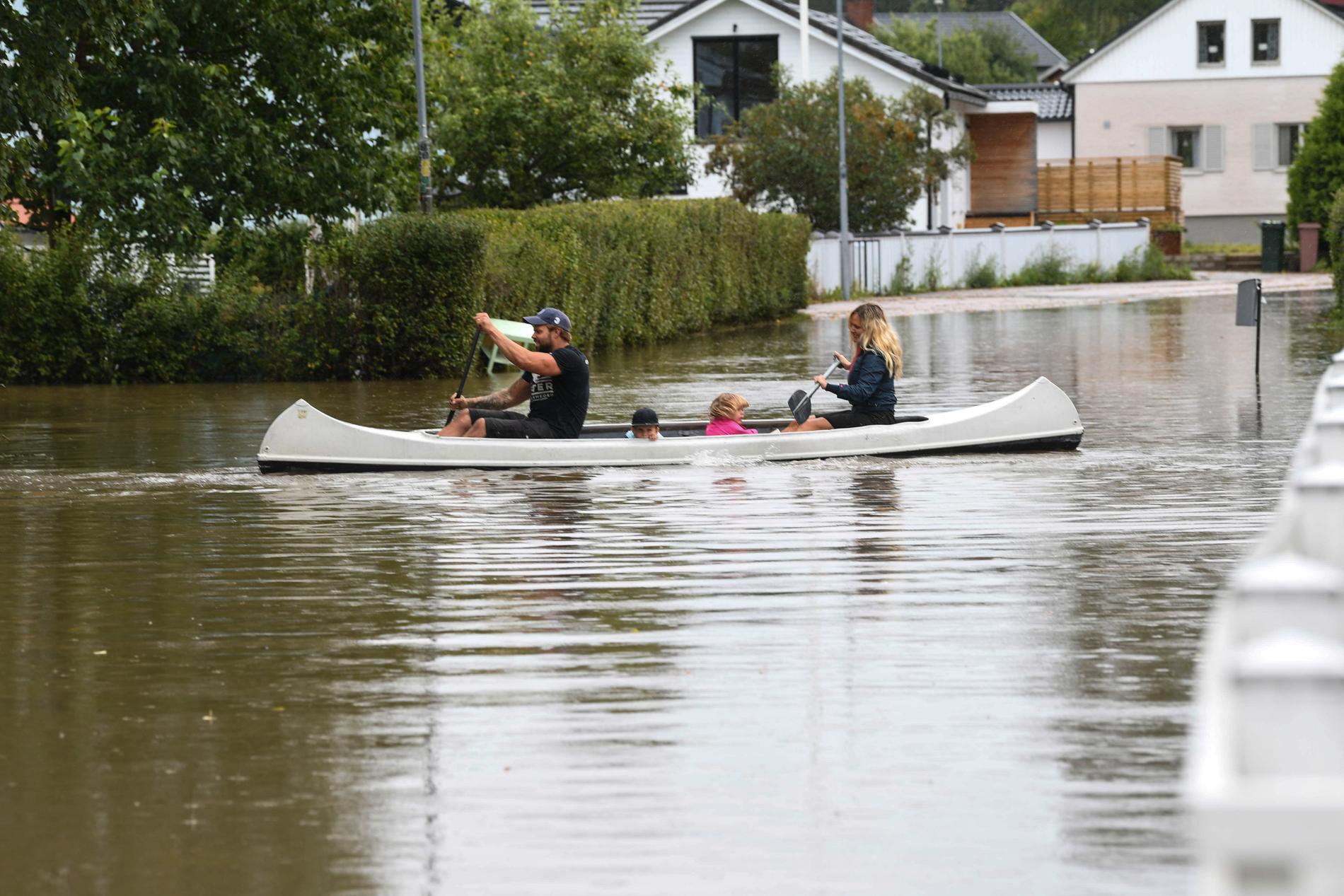 Barnen Melissa och Hero med föräldrarna Stina och Micke, paddlar kanot genom ett översvämmat villaområde i Gävle efter nattens kraftiga skyfall. Flera vägar och viadukter står under vatten efter kraftiga skyfall.