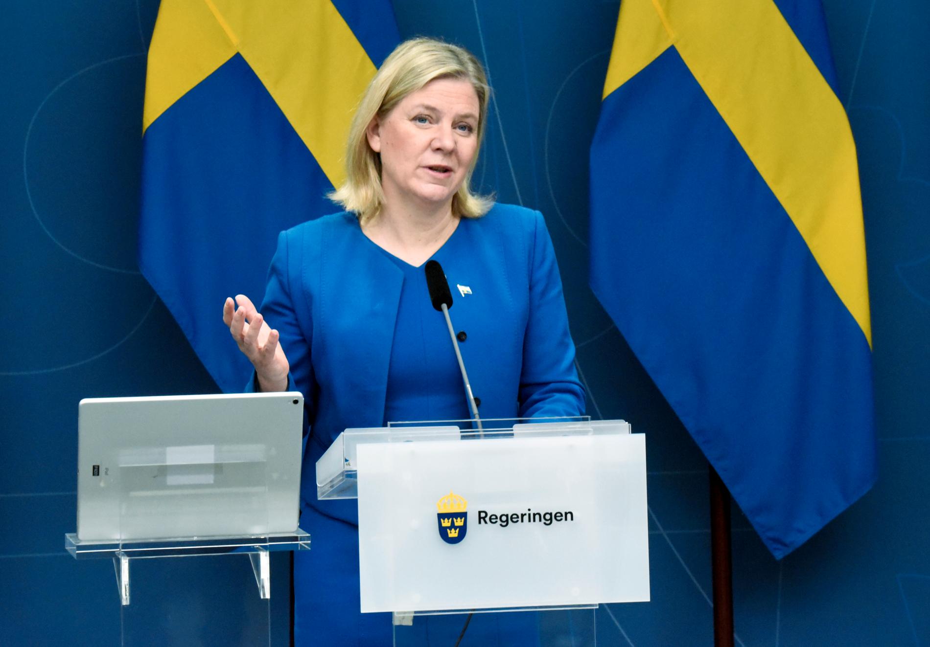 Tidigare statsminister Magdalena Andersson på pressträffen då restriktionerna slopades.