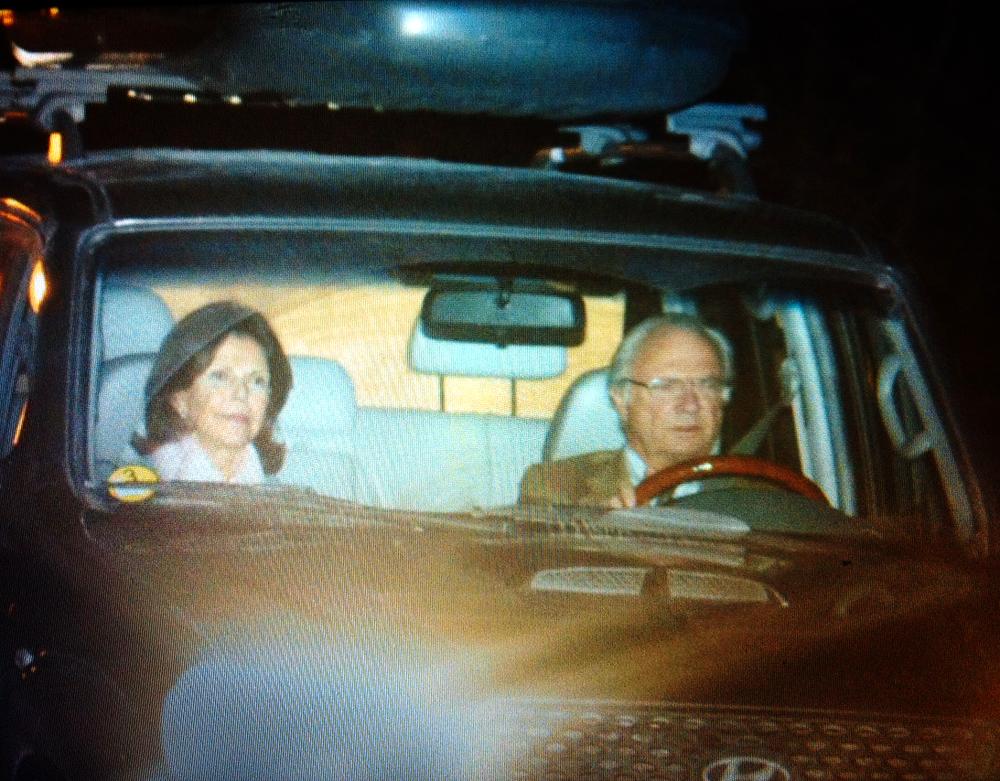 Mormor och morfar Drottning Silvia och kungen kom i bil till Haga slott i kväll.