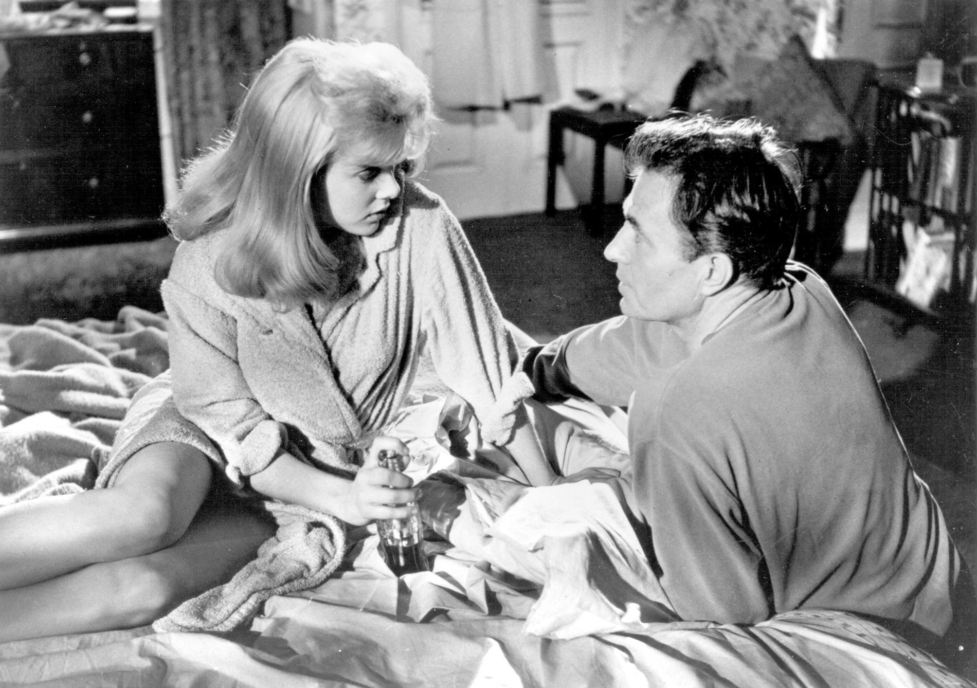 På film Sue Lyon och James Mason i Stanley Kubricks filmatisering av ”Lolita” från 1962. Romanen från 1955 ges nu ut på nytt av Modernista.