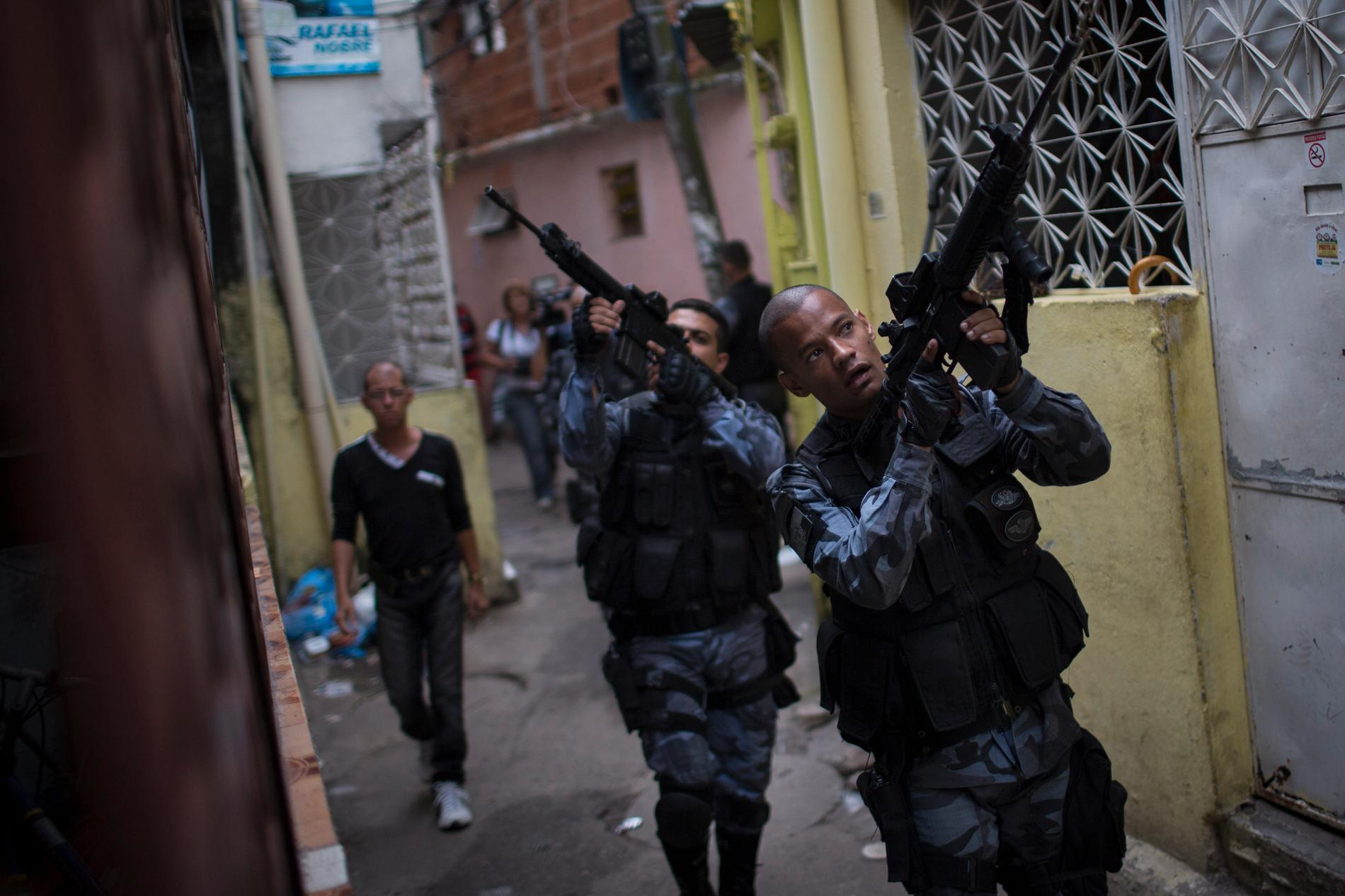 Militärpolis patrullerar slumområde i Rio de Janeiro.