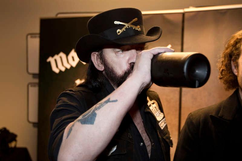 Lemmy Kilmister med vinet som Motörhead tidigare lanserat.