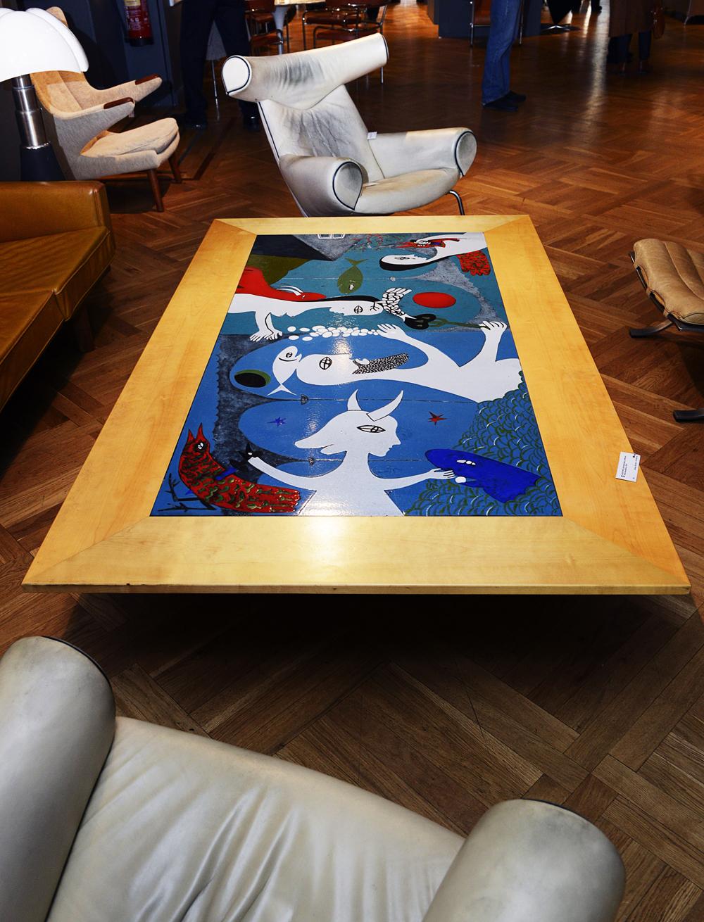 Soffbord med emaljskiva, designad av Egon Möller Nielsen. Utropspris 12 000–15 000 kronor.
